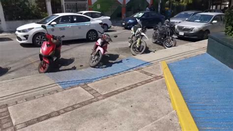 Captan A Motociclistas Obstruyendo La Rampa Para Personas Con