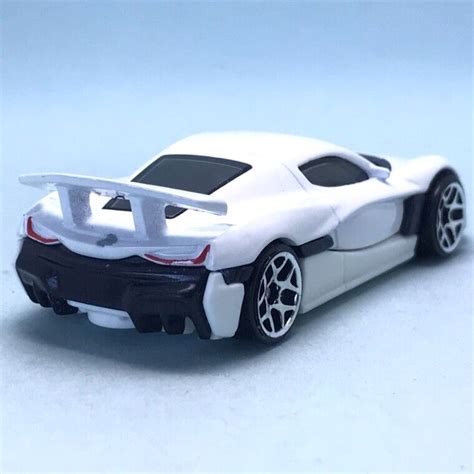 T Hunted A volta de mais bons carros para a linha básica Hot Wheels