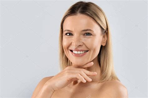 Retrato De Mujer Rubia Atractiva Alegre De Mediana Edad Sonriendo A La