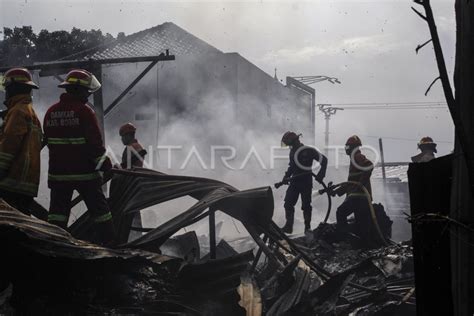 KEBAKARAN GUDANG BARANG BEKAS ANTARA Foto