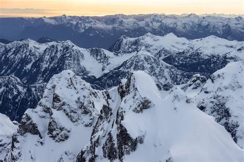 Vista aérea do mount judge e da paisagem canadense das montanhas