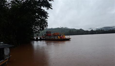 Balsa Segue Sem Travessia Do Rio Uruguai Em Itapiranga