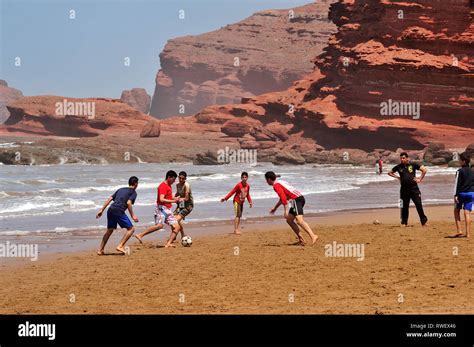 Le Football Sur La Plage Legzira Plage Pr S De Sidi Ifni Maroc Photo