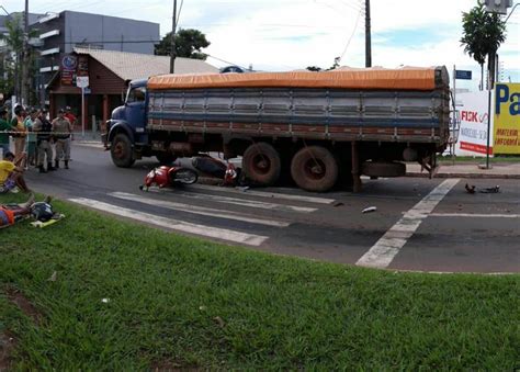 Três pessoas ficam feridas após batida entre motos e caminhão na faixa