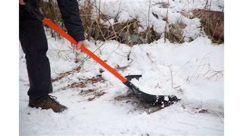 How To Shovel Snow Without Injuring Your Back The Orthopaedic Therapy