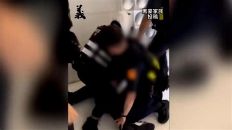 酒客圍毆！辱罵警遭壓制 目擊者喊「警察打人」