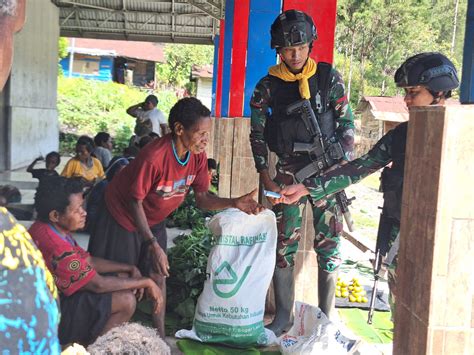 Satgas Mobile Raider Siliwangi Borong Panen Dan Membantu