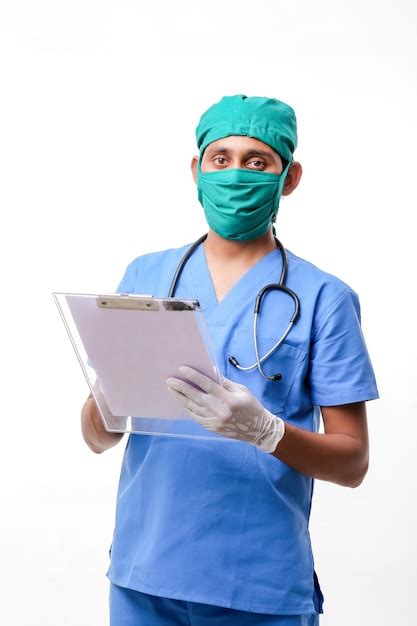 Joven M Dico Indio Vestido De Uniforme Con Estetoscopio Tomando Notas