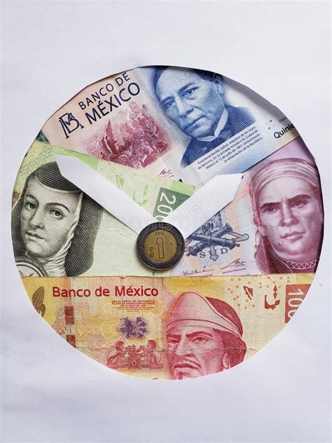 Billetes De Banco Y Moneda De Pesos Mexicanos Con El Papel Que Forma La