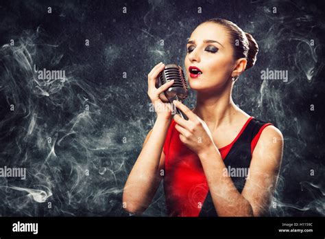 Belle Femme Blonde Chanteuse Avec Un Microphone Photo Stock Alamy