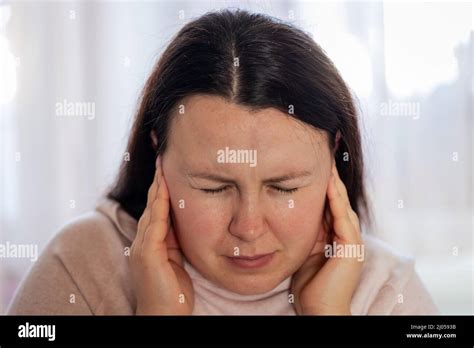 Joven Mujer Que Sufre De La Enfermedad Del Tinnitus Insomnio O