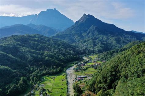 La Hermosa Vista Del Monte Kinabalu Durante El Amanecer Foto De Archivo