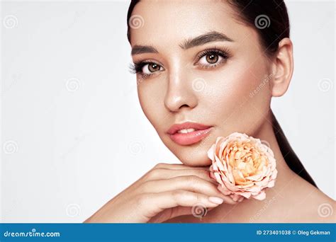 Hermosa Joven Mujer Con Una Flor De Rosa Foto De Archivo Imagen De