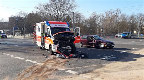 Patient Lag Hinten Drin Rettungswagen Kracht Mit Auto Zusammen