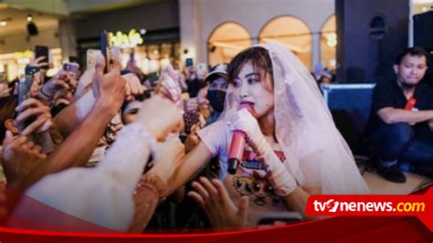 Widy Vierratale Disomasi Buntut Aksi Buka Baju Di Atas Panggung