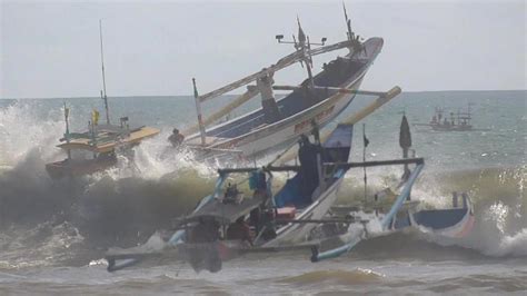 Ombak Pantai Puger Tiga Perahu Pelaut Puger Terjang Ombak Mengganas