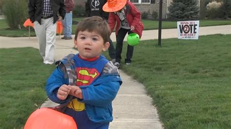 Do you steal your kids' Halloween candy? Survey reveals parents admit ...