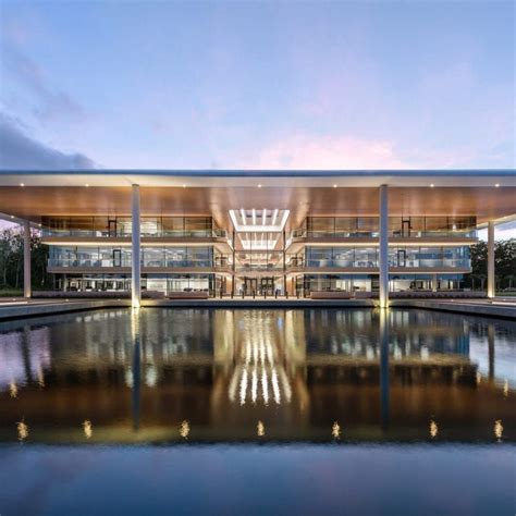 Foster Partners Tops Pga Tour Hq With Generous Overhanging Roof