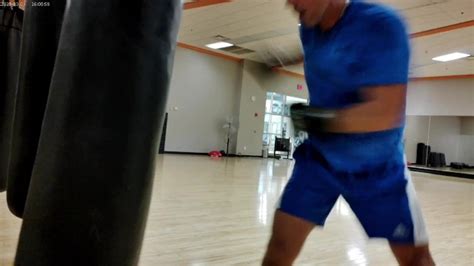 有酸素運動のためにジムでバッグを打つ Pornhub Gay