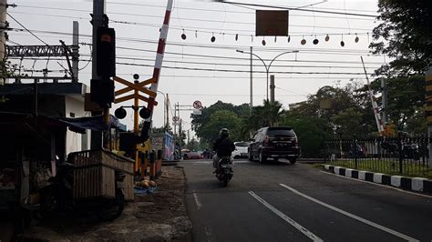 Perlintasan Kereta Api Tmp Taruna Tangerang Youtube