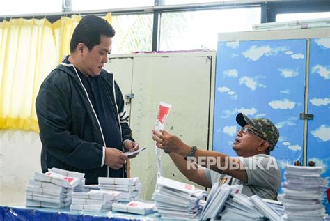 Erick Thohir Bersama Keluarga Lakukan Pencoblosan Di TPS 17 Republika