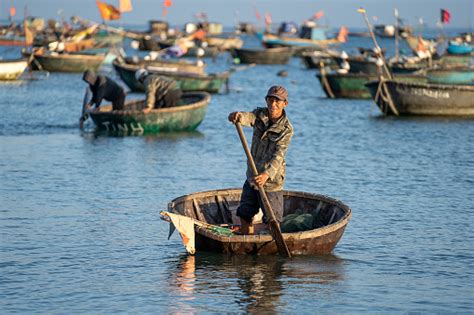 Nelayan Vietnam Dalam Perahu Bambu Bulat Tradisional Mendayung Untuk