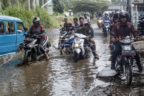 JALAN RUSAK DI KABUPATEN BOGOR ANTARA Foto