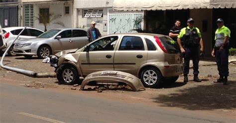 G Carro Derruba Poste Ap S Bater Em Outro Ve Culo Em Bras Lia