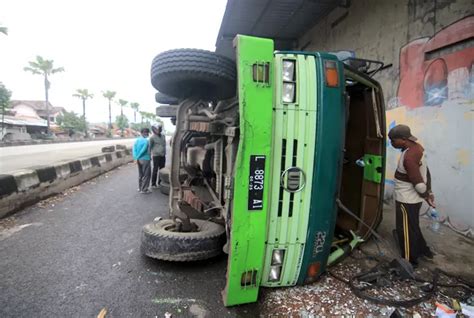 Sopir Ngantuk Truk Bermuatan Kayu Naik Trotoar Lalu Terbalik Di Kudus