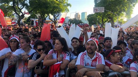 El Recibimiento De Los Hinchas De River Al Plantel Millonario Tras La