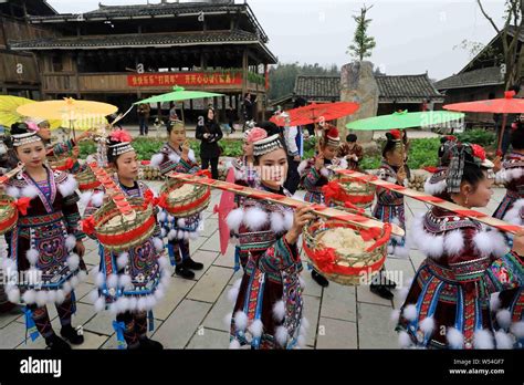 Los Chinos De Etnia Miao Vestidas En Trajes Tradicionales Y Headwears