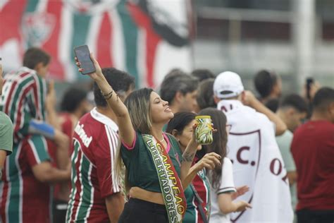 Torcedores do Fluminense vão às Laranjeiras para festa do título da