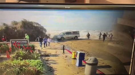 Wild California video shows beachgoers fleeing rogue wave | Fox News