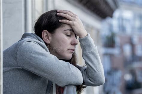 Giovane Bella Donna Latina Che Sembra Triste E Depressa Su Un Balcone In Un Concetto Di