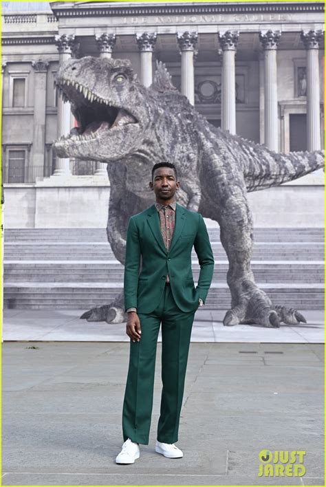 Jurassic World Dominion Cast Pose With Giant Dinosaur During London