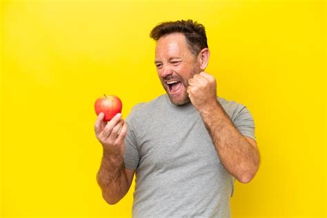 Hombre Cauc Sico De Mediana Edad Con Una Manzana Aislada De Fondo