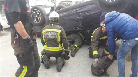 Herido leve al volcar su coche cuando conducía por Laredo