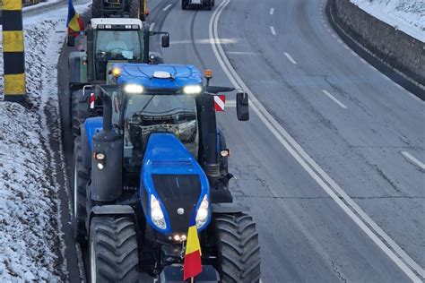 O Coloan Format Din Zeci De Utilaje Agricole Tractoare I Camioane