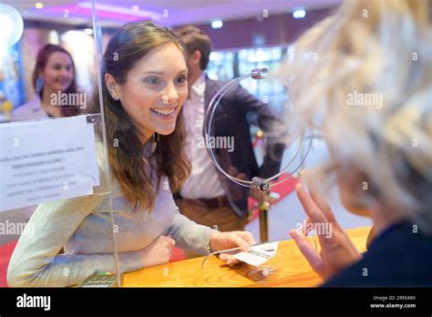 Femme Achat Billet Machine Automatique Station Banque De Photographies