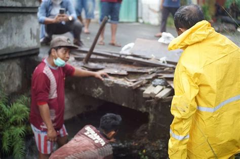 Banjir Pemkot Surabaya Normalisasi Saluran Air Jalan Dupak