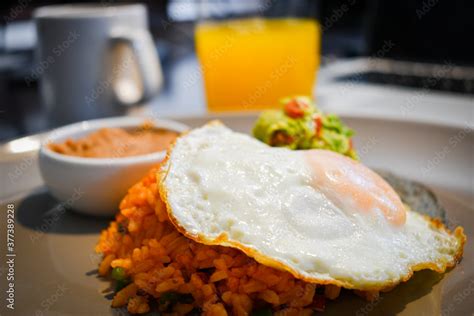 Delicioso Desayuno Tradicional Mexicano Huevo Con Arroz Guacamole Y