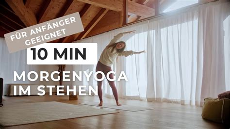 Yoga am Morgen im Stehen Körper sanft mobilisieren dehnen Für