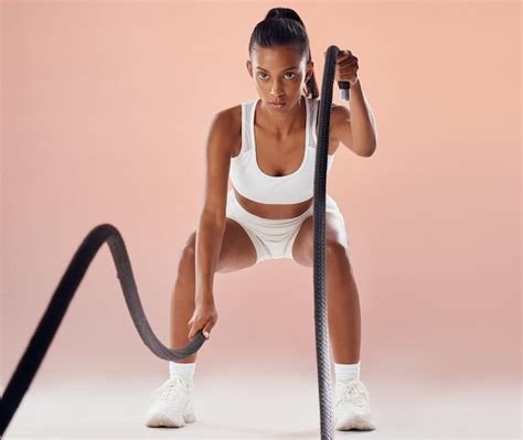 Mujer En Forma Haciendo Ejercicio Cardiovascular Con Cuerdas Haciendo