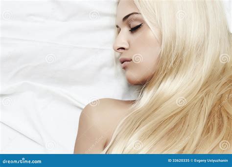 Schöne Sexy Blonde Frau Im Bed hair Care beauty Stockbild Bild von haarschnitt kaukasisch