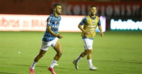 Antes De Embarcar Para Atibaia Grêmio Realiza Treino Físico Em