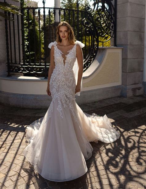 Long Wedding Dress With Flowers And Nude Tulle Skirt INVITADISIMA