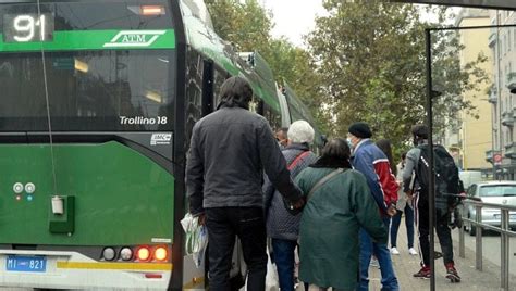 Milano Autista Bus Aiuta Clochard Che Poi Lo Aggredisce E Rapina La