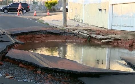 Adutora De Gua Rompe Abre Cratera E Rua De Campinas Se Transforma Em