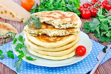 Лепешки с сыром и зеленью на сковороде рецепт с фото пошагово - 1000.menu