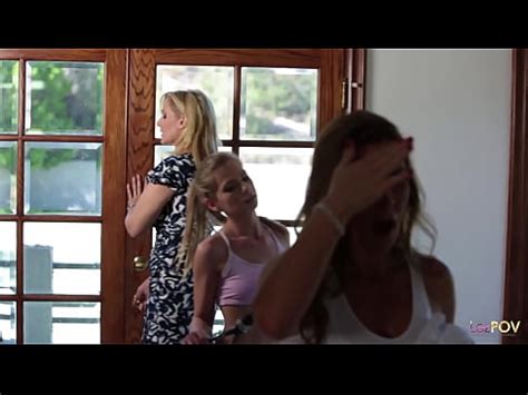 Jugar al tenis fue agotador para estas chicas lesbianas así que entran para follar a una milf